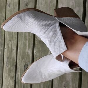 WHITE 8 ANKLE COWBOY BOOTS